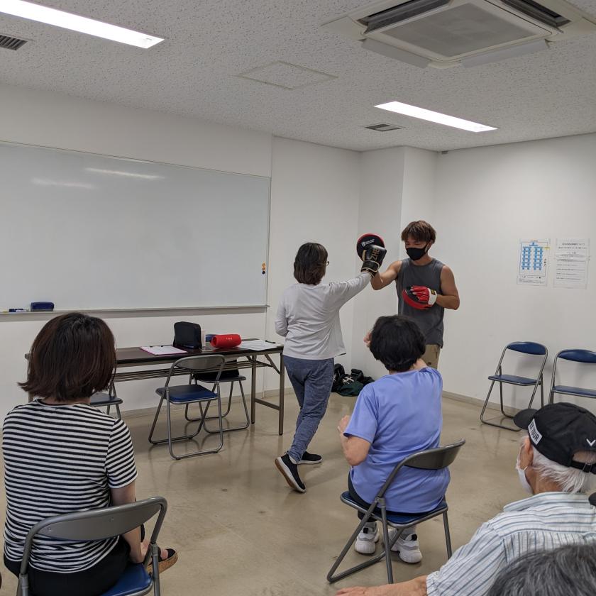 講師のミットを打つ体験